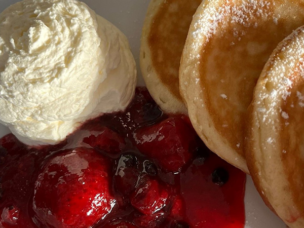 Pannkakor, sylt och grädde